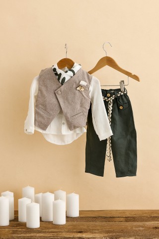 Βαπτιστικό ρούχο αγόρι με καφέ γιλέκο και λαδί λινό παντελόνι