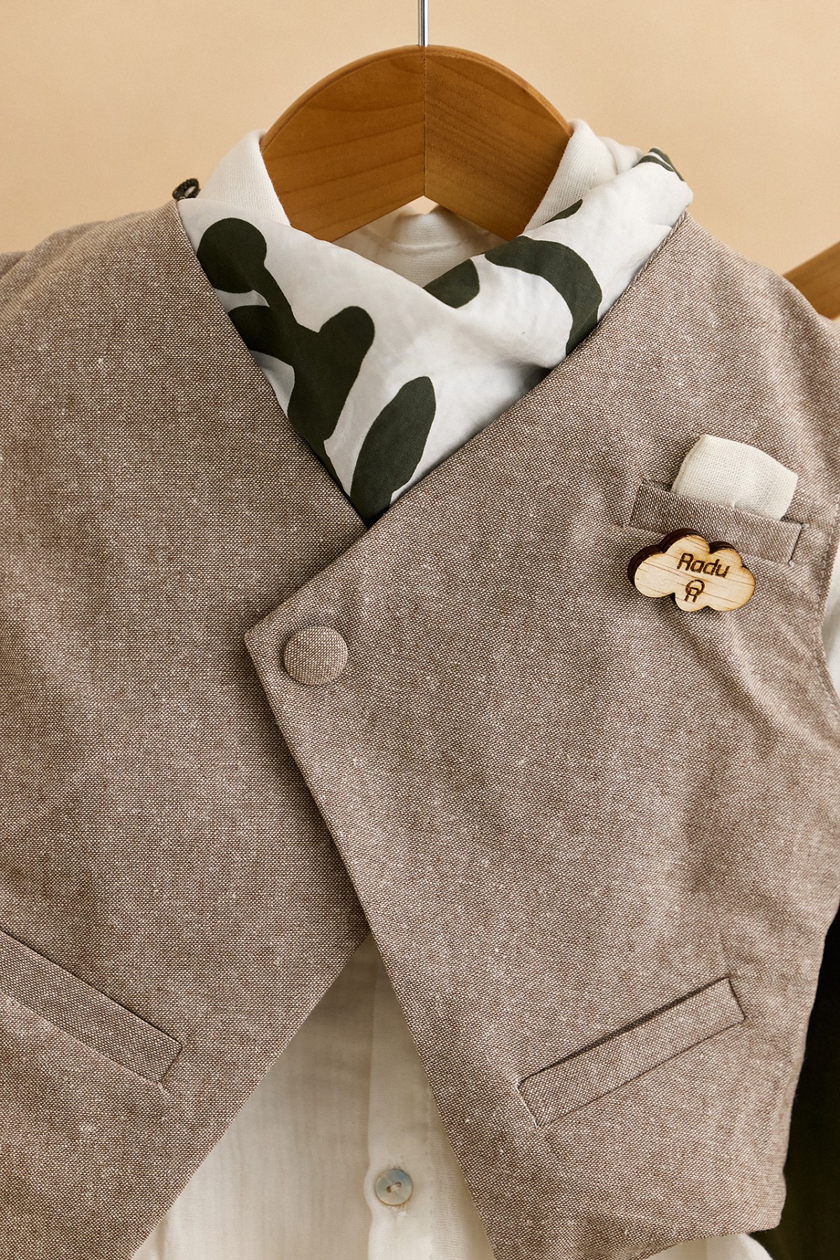 Βαπτιστικό ρούχο αγόρι με καφέ γιλέκο και λαδί λινό παντελόνι