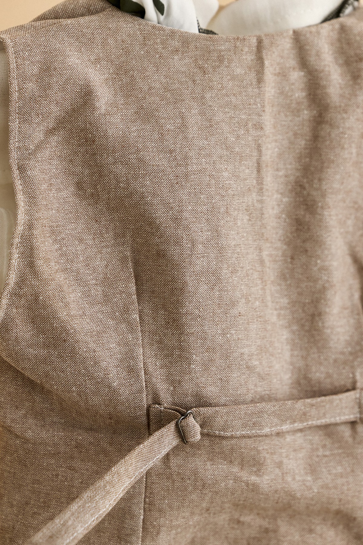 Βαπτιστικό ρούχο αγόρι με καφέ γιλέκο και λαδί λινό παντελόνι