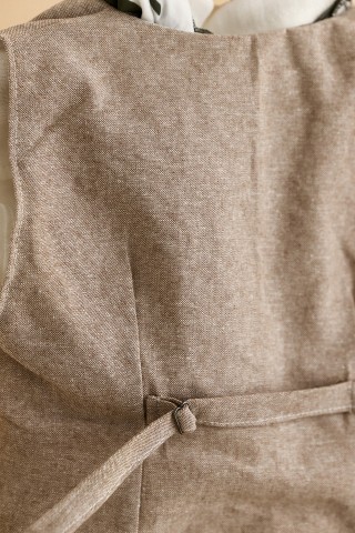 Βαπτιστικό ρούχο αγόρι με καφέ γιλέκο και λευκό παντελόνι