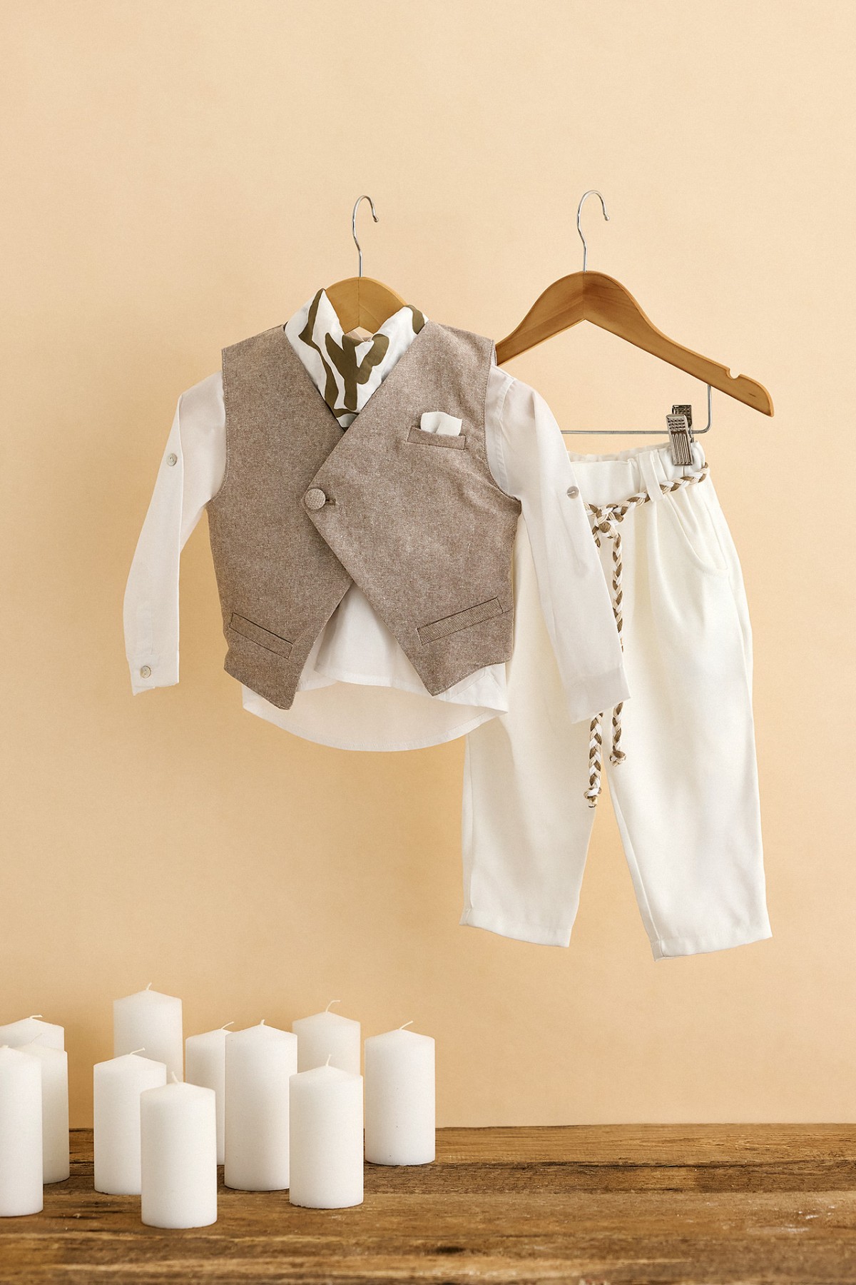 Βαπτιστικό ρούχο αγόρι με καφέ γιλέκο και λευκό παντελόνι