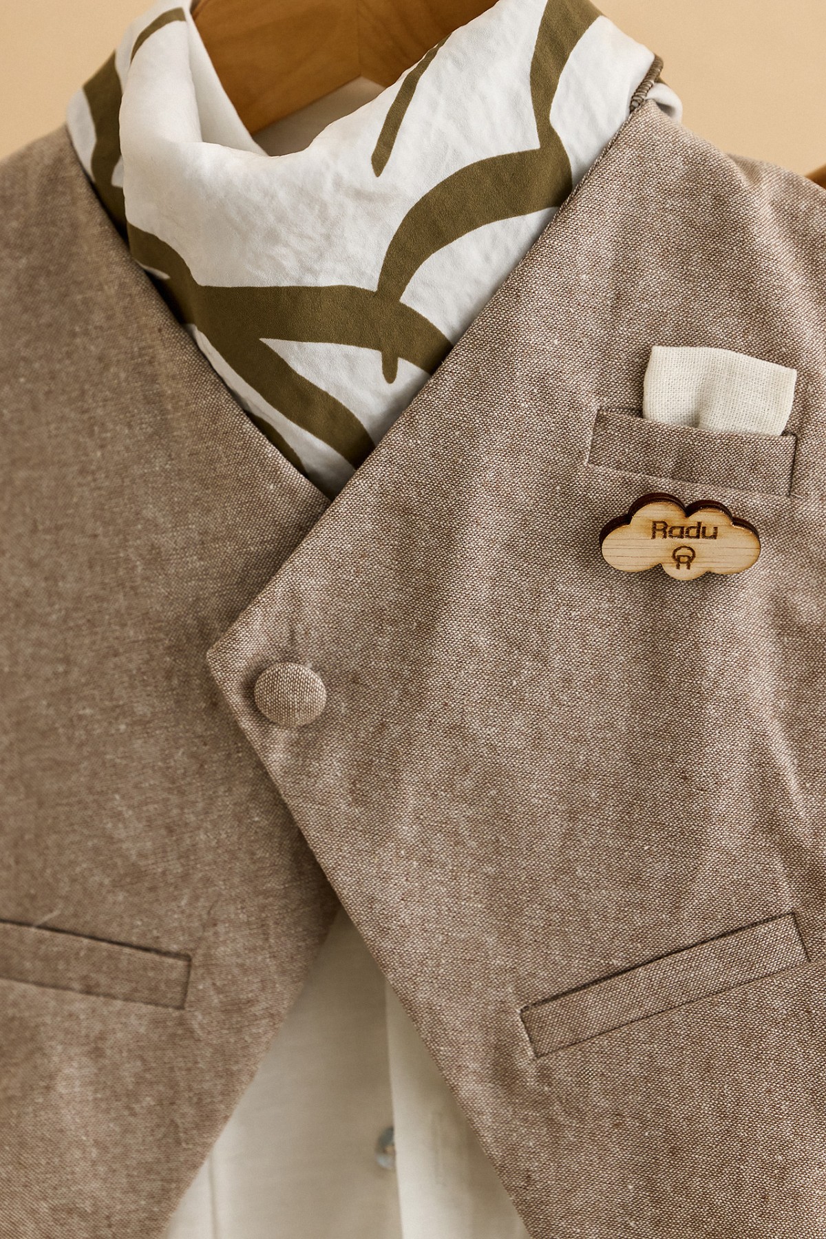 Βαπτιστικό ρούχο αγόρι με καφέ γιλέκο και μέντα παντελόνι