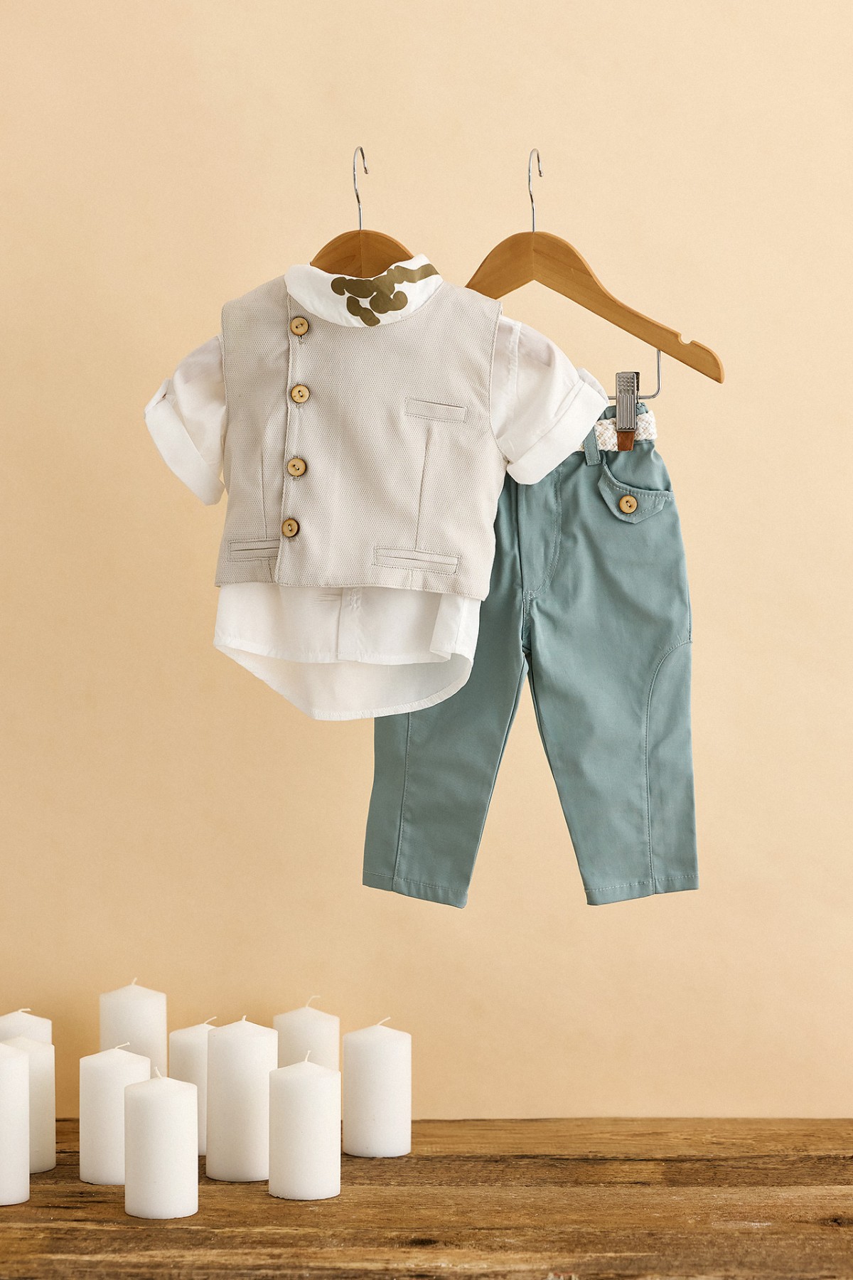 Βαπτιστικό σύνολο αγόρι με μέντα παντελόνι και γκρι-μπεζ γιλέκο με τριγωνικό φουλάρι