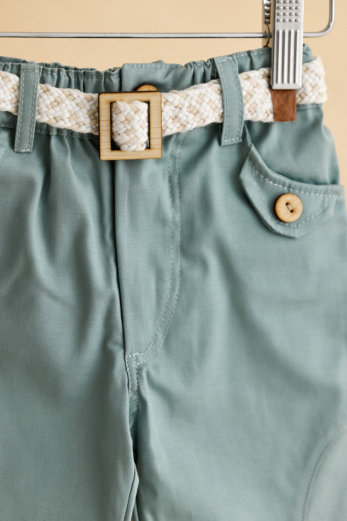 Βαπτιστικό σύνολο αγόρι με μέντα παντελόνι και γκρι-μπεζ γιλέκο με τριγωνικό φουλάρι