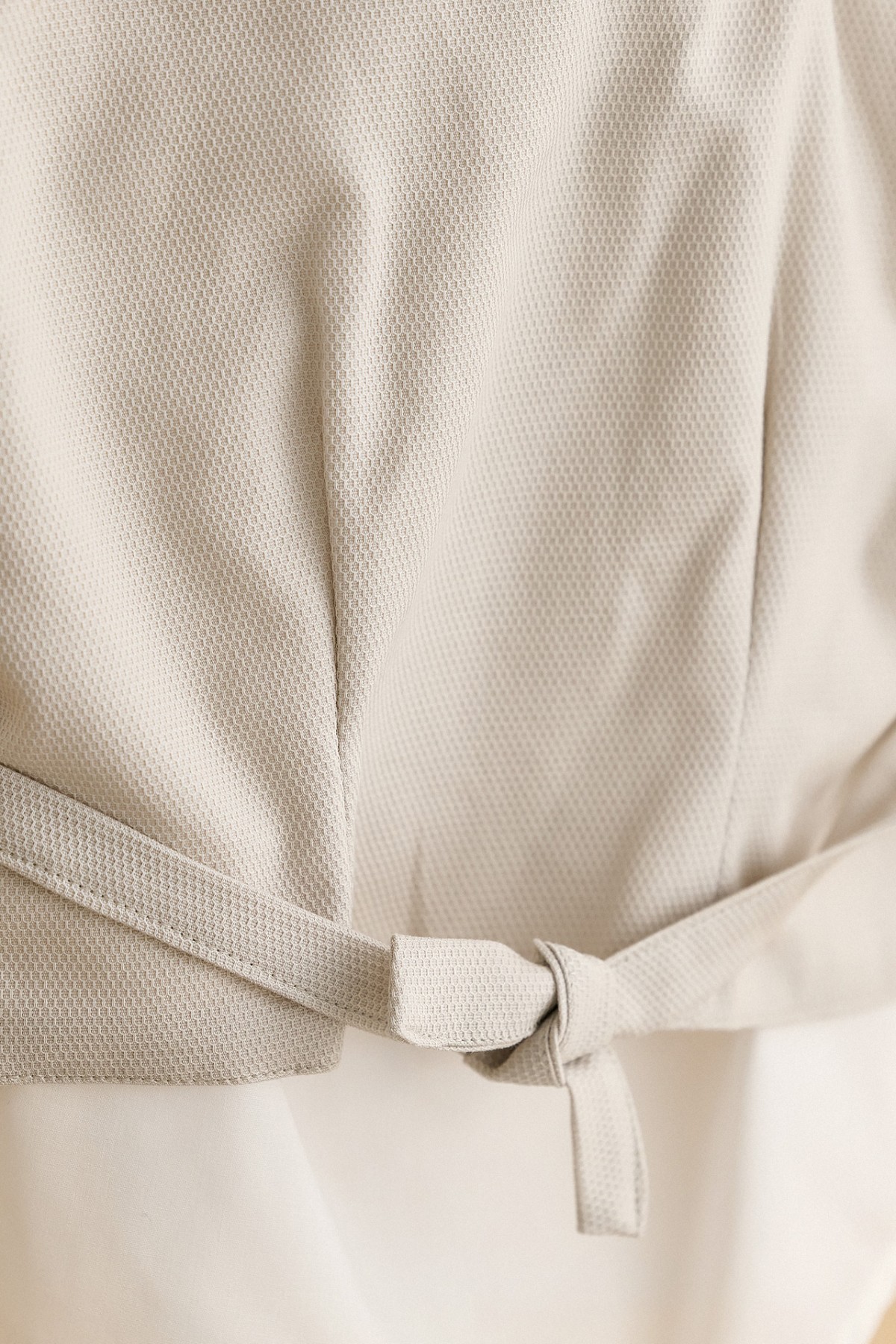 Βαπτιστικό σύνολο αγόρι με μέντα παντελόνι και γκρι-μπεζ γιλέκο με τριγωνικό φουλάρι