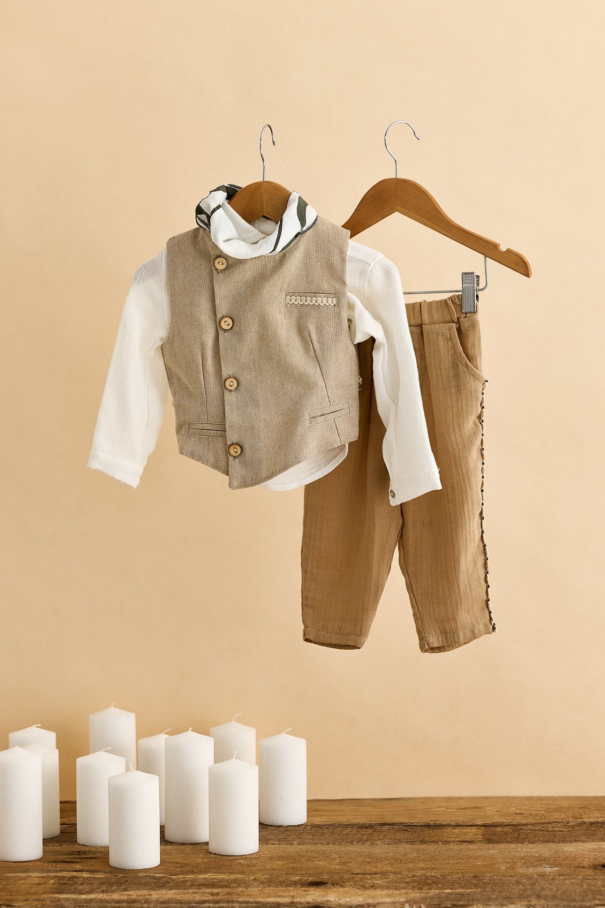 Βαπτιστικό ρούχο αγόρι με μπεζ γιλέκο και χυτό παντελόνι από βαμβακερή μουσελίνα