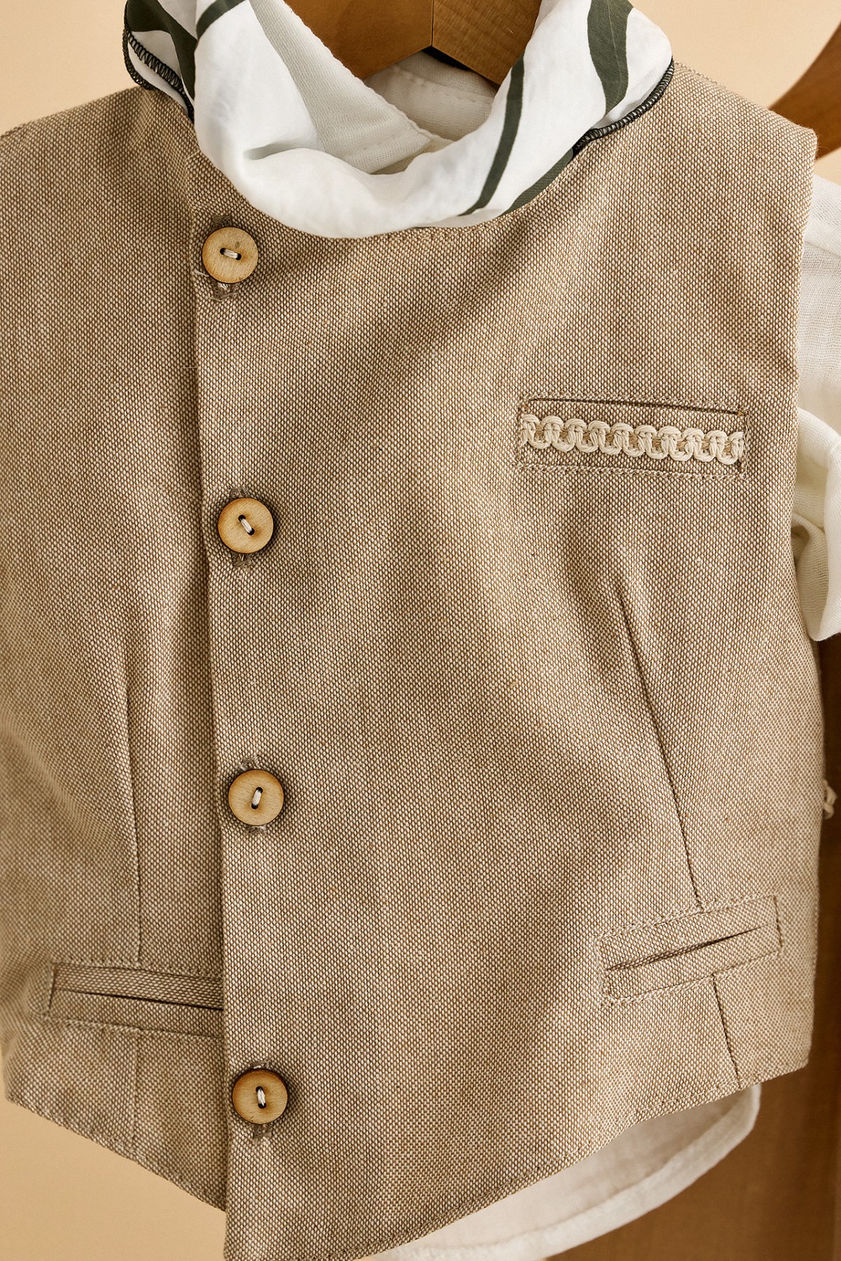 Βαπτιστικό ρούχο αγόρι με μπεζ γιλέκο και χυτό παντελόνι από βαμβακερή μουσελίνα