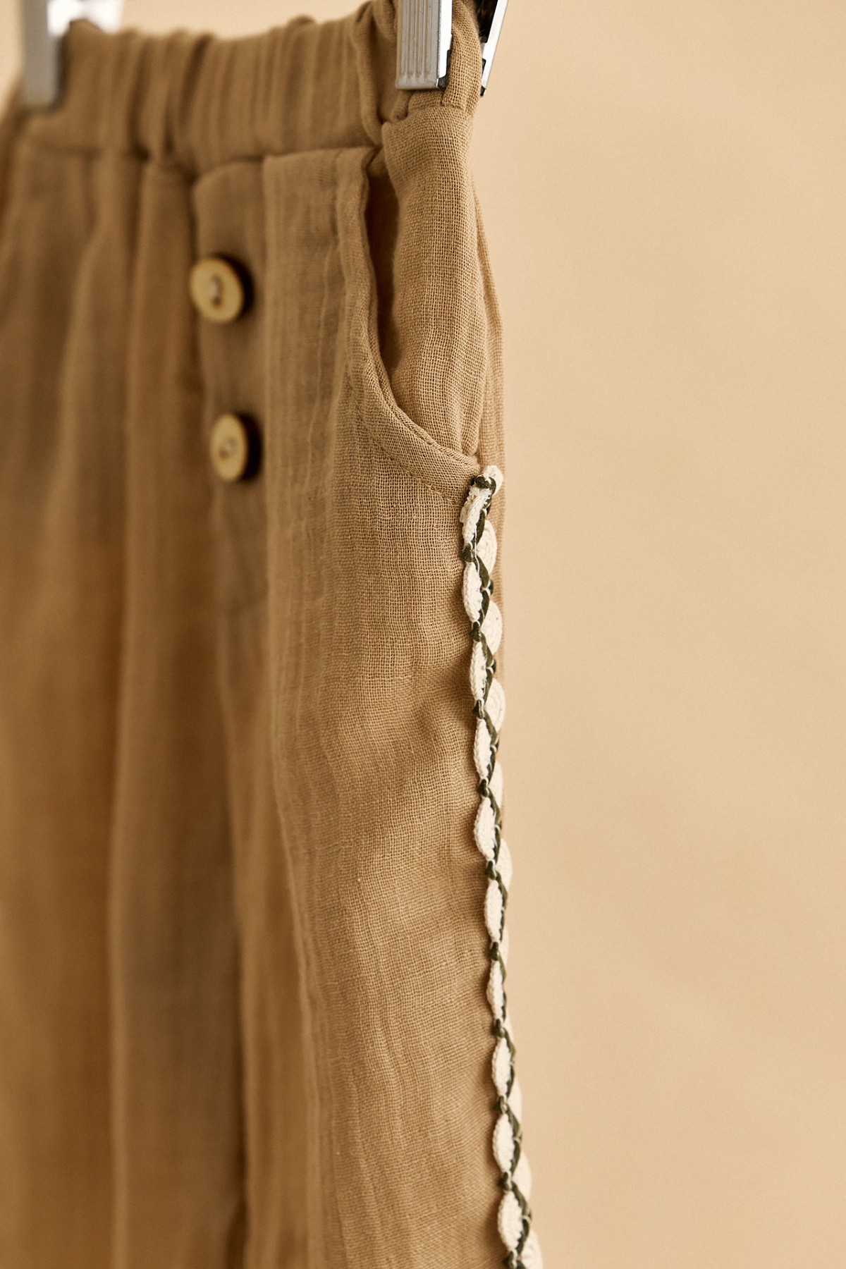 Βαπτιστικό ρούχο αγόρι με μπεζ γιλέκο και χυτό παντελόνι από βαμβακερή μουσελίνα