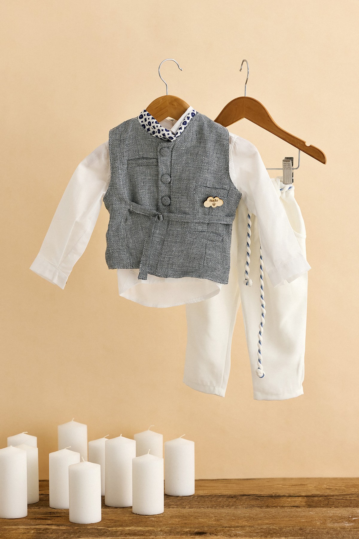 Βαπτιστικό ρούχο αγόρι μπλε λευκό γιλέκο με λευκό παντελόνι