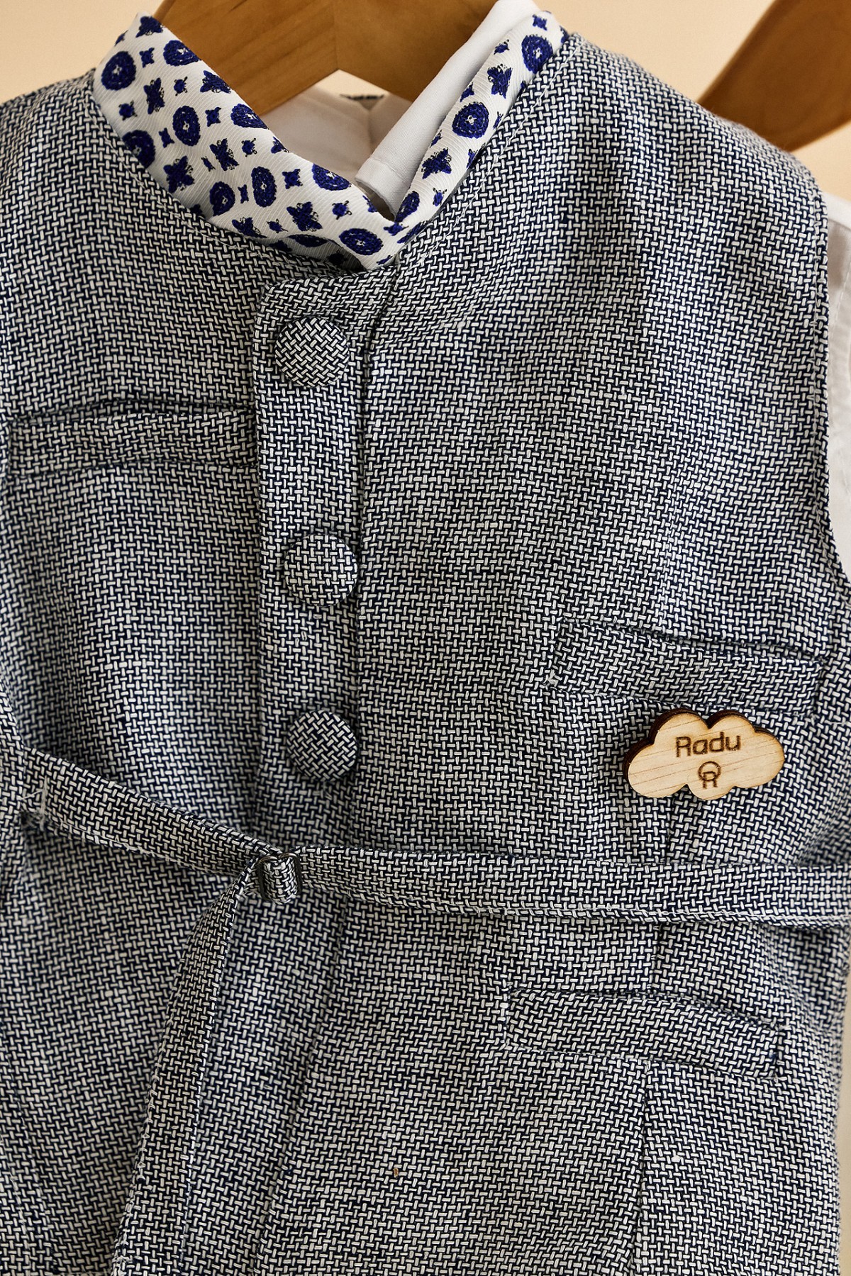 Βαπτιστικό ρούχο αγόρι μπλε λευκό γιλέκο με λευκό παντελόνι