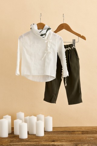 Βαπτιστικό ρούχο αγόρι με λευκό πουκάμισο με φιογκάκια και λαδί παντελόνι