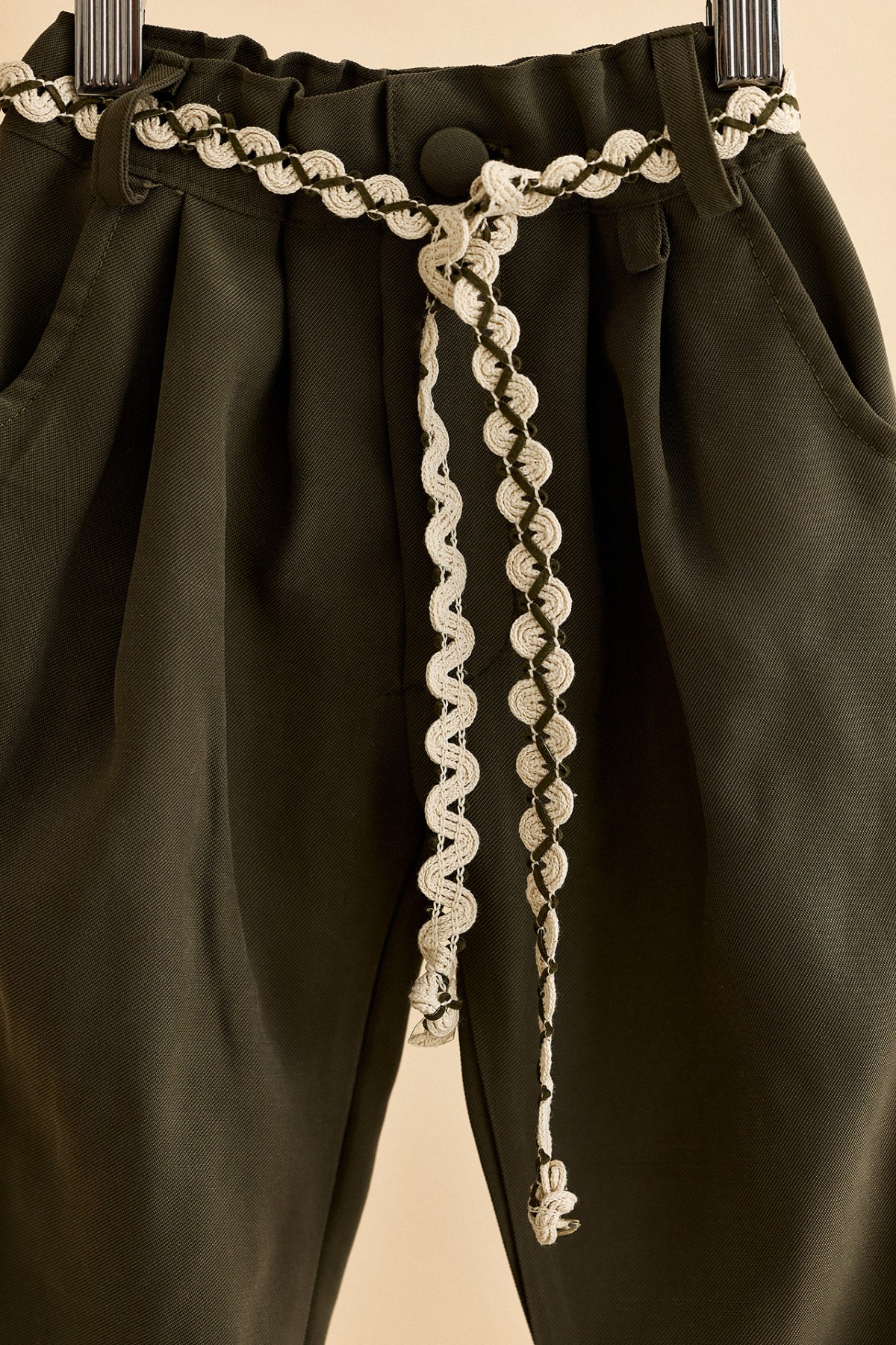 Βαπτιστικό ρούχο αγόρι με λευκό πουκάμισο με φιογκάκια και λαδί παντελόνι