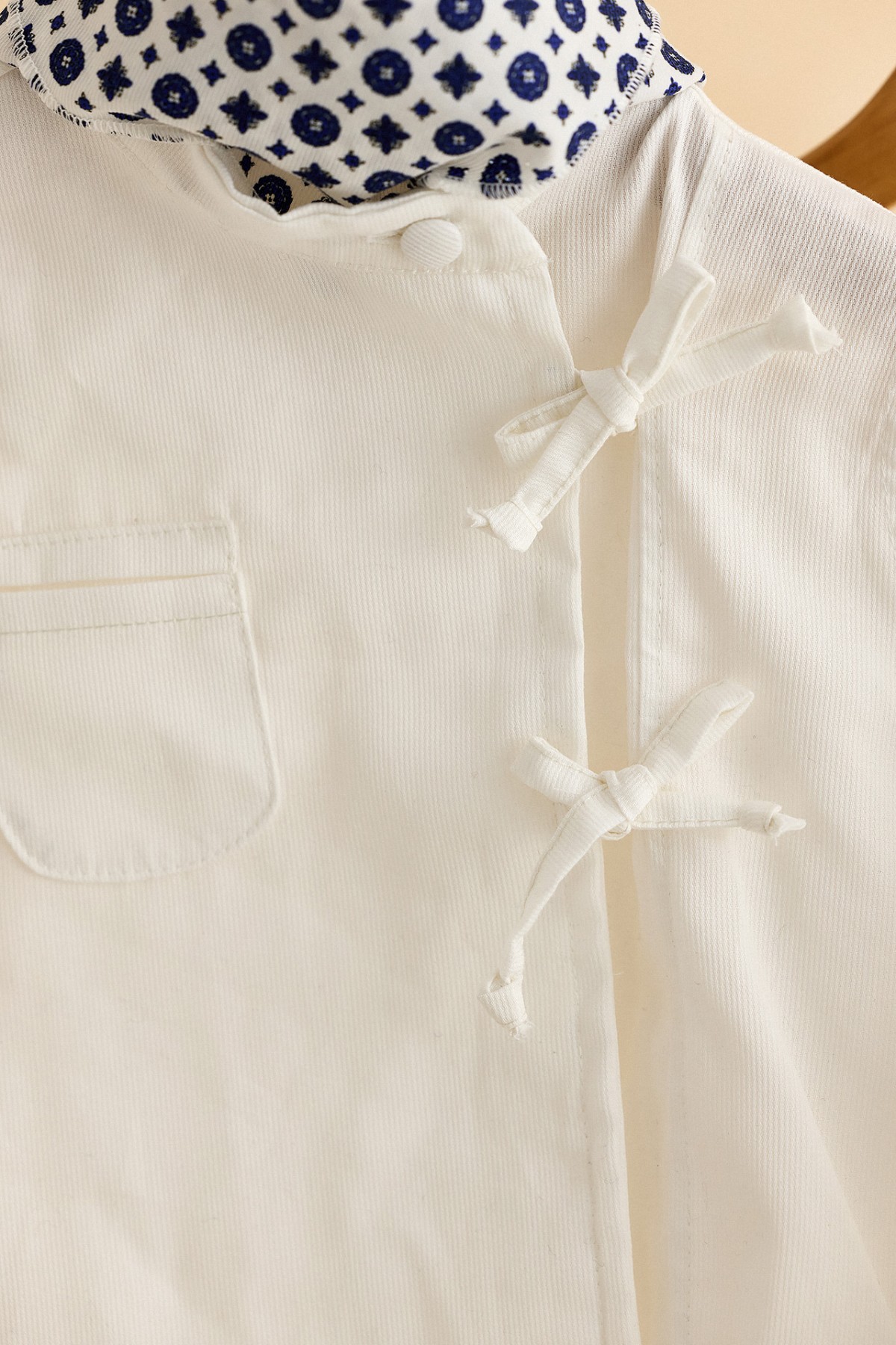 Βαπτιστικό ρούχο αγόρι με λευκό πουκάμισο με φιογκάκια και λευκό παντελόνι