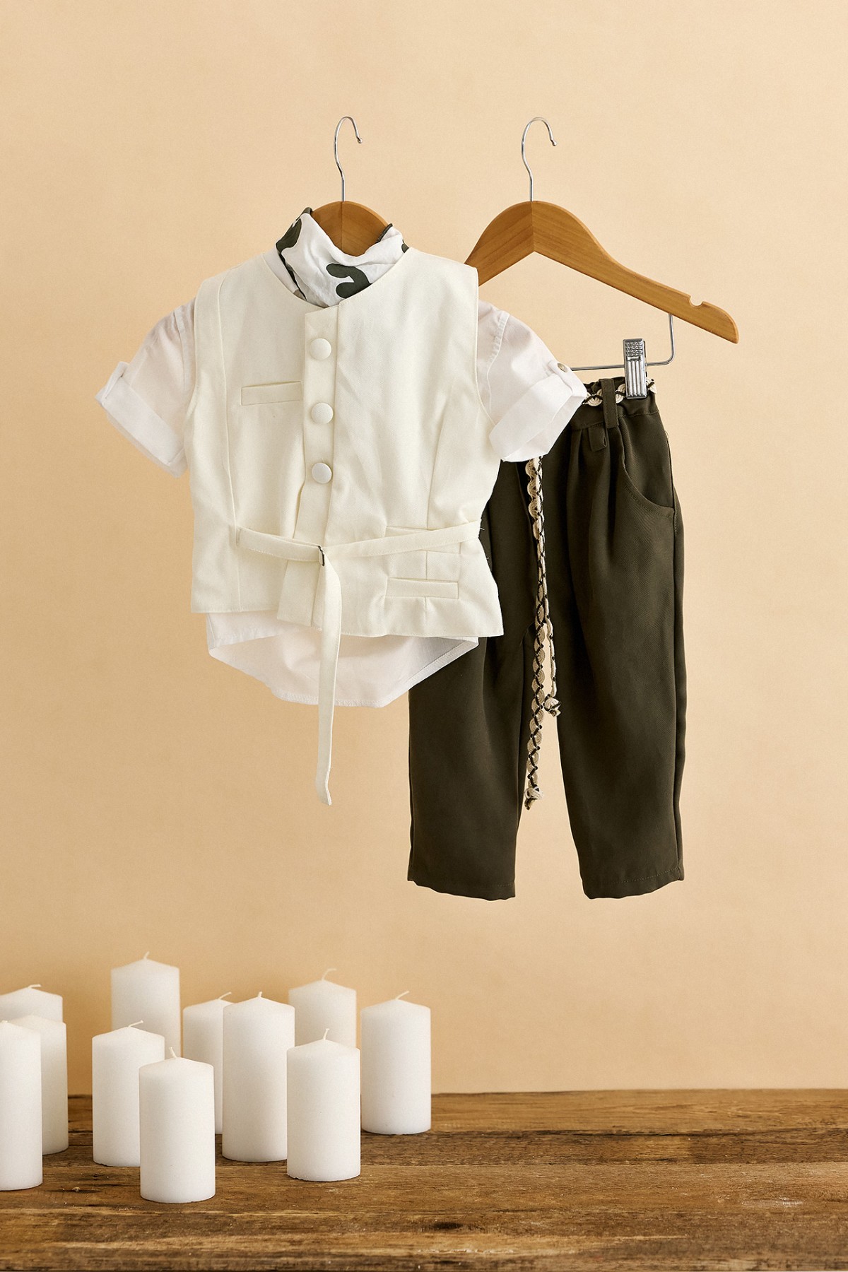 Βαπτιστικό ρούχο με λαδί χυτό παντελόνι και υπόλευκο ασύμμετρο γιλέκο