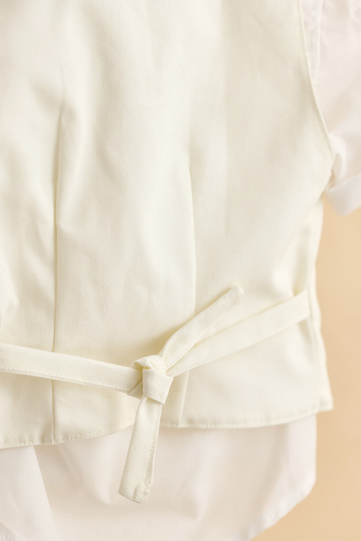 Βαπτιστικό ρούχο με λαδί χυτό παντελόνι και υπόλευκο ασύμμετρο γιλέκο