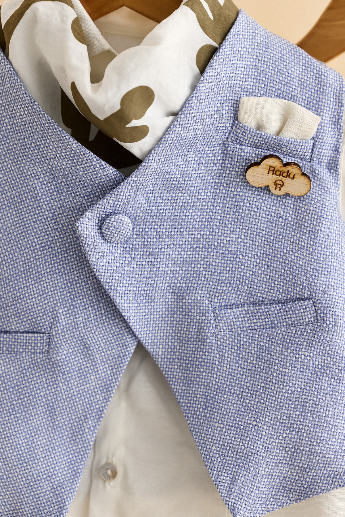 Βαπτιστικό ρούχο αγόρι σιελ ψαθωτό γιλέκο με λευκό παντελόνι