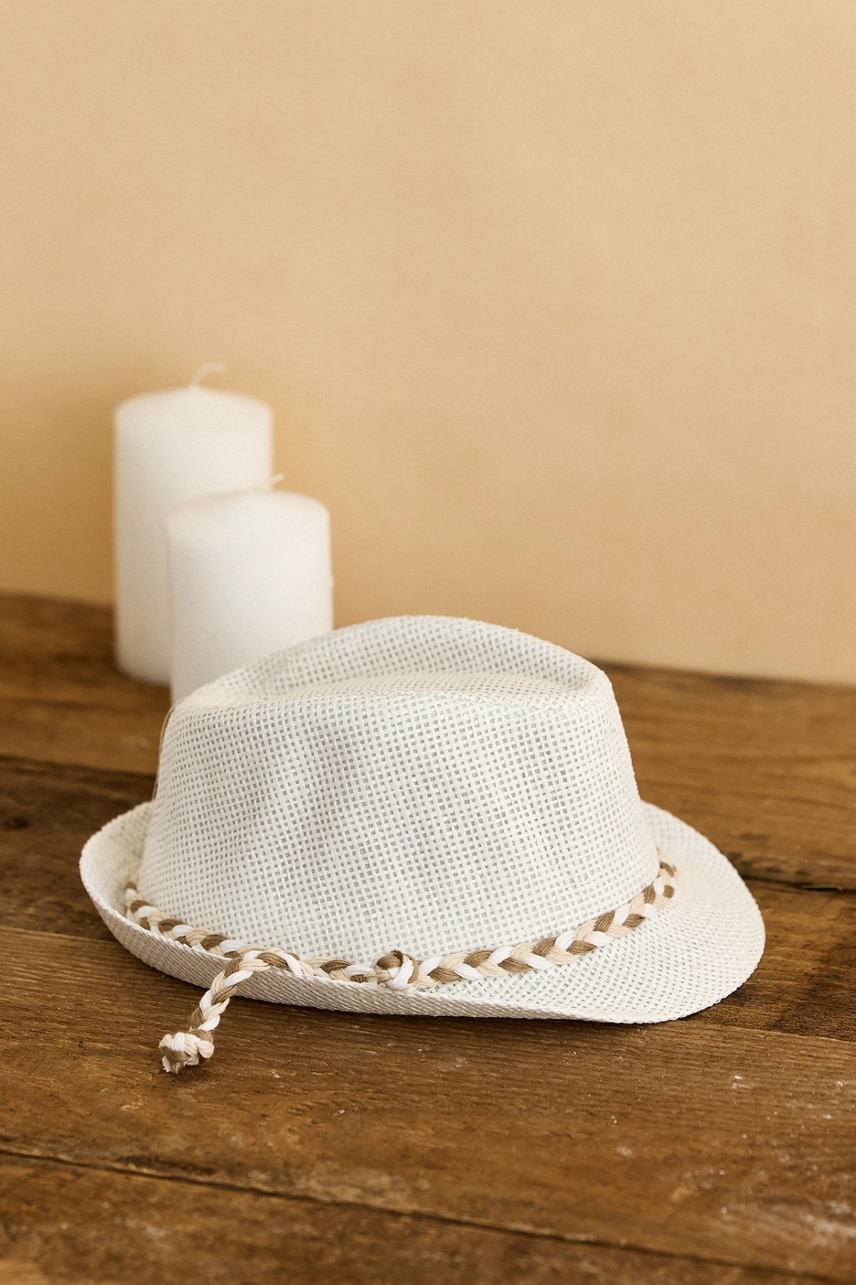 Καπέλο βάπτισης λευκό με φάσα πλεκτή μπεζ λευκό μόκα