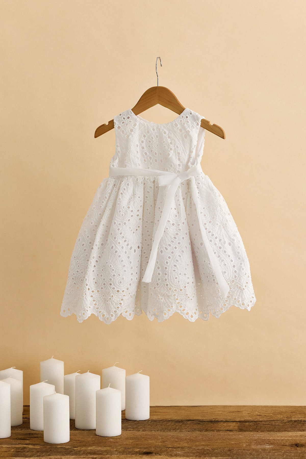 Βαπτιστικό φόρεμα με λευκό broderie και λευκή διάφανη ζώνη