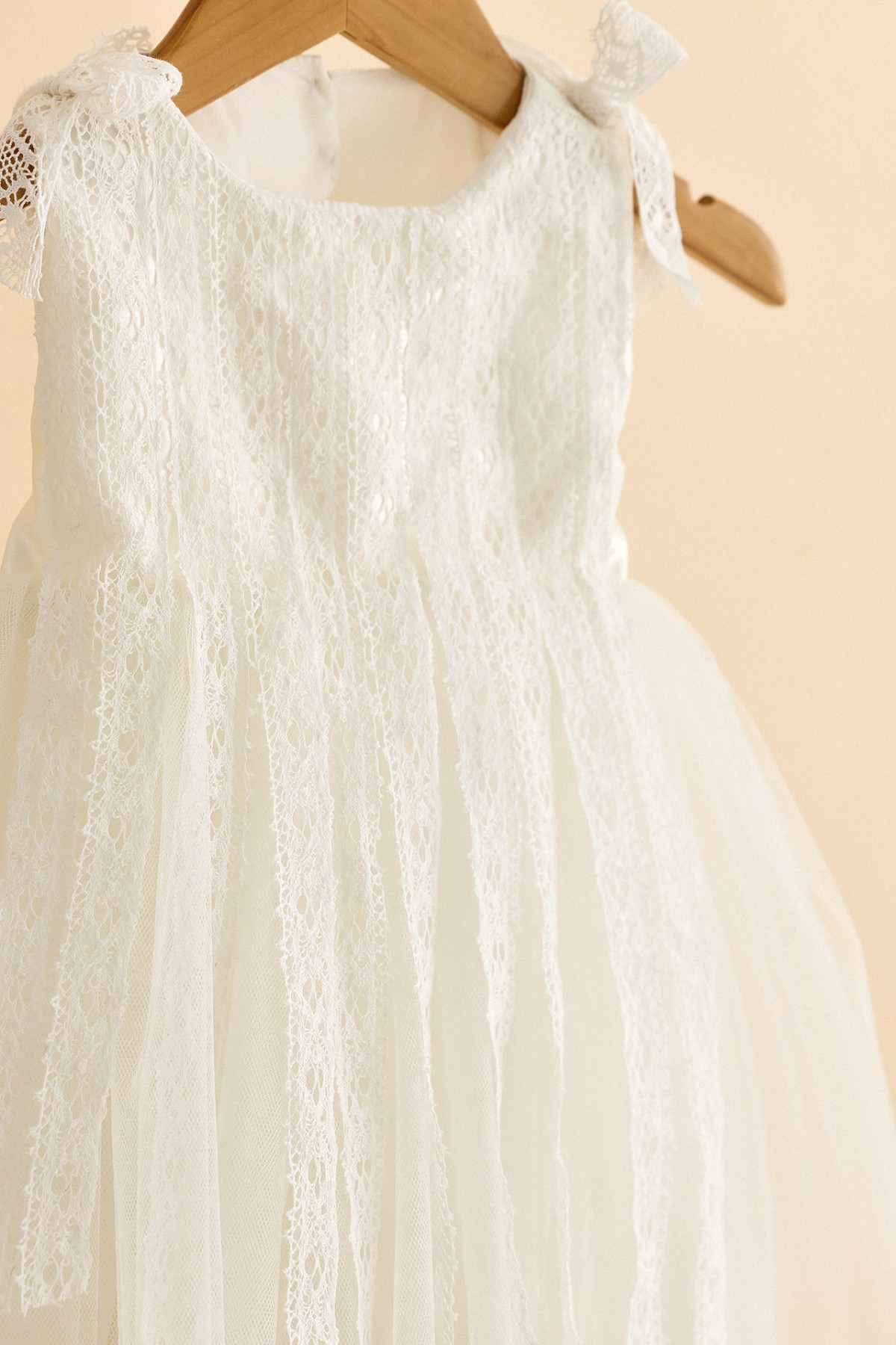 Βαπτιστικό φόρεμα με εκρού ύφασμα και δαντέλες τρέσσες κάθετες στο μπούστο