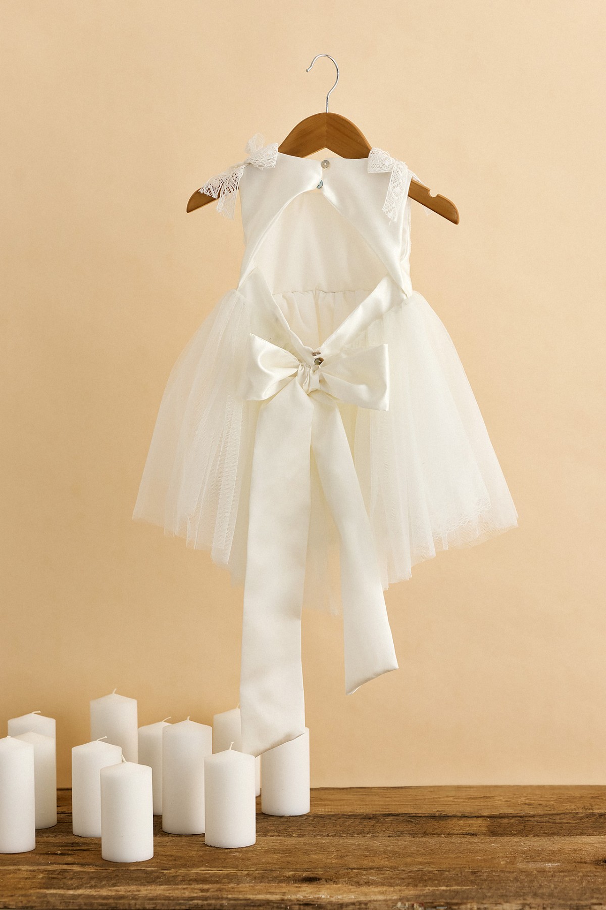 Βαπτιστικό φόρεμα εκρού με φτερά και δαντέλα  με ασσορτί λαδόπανα