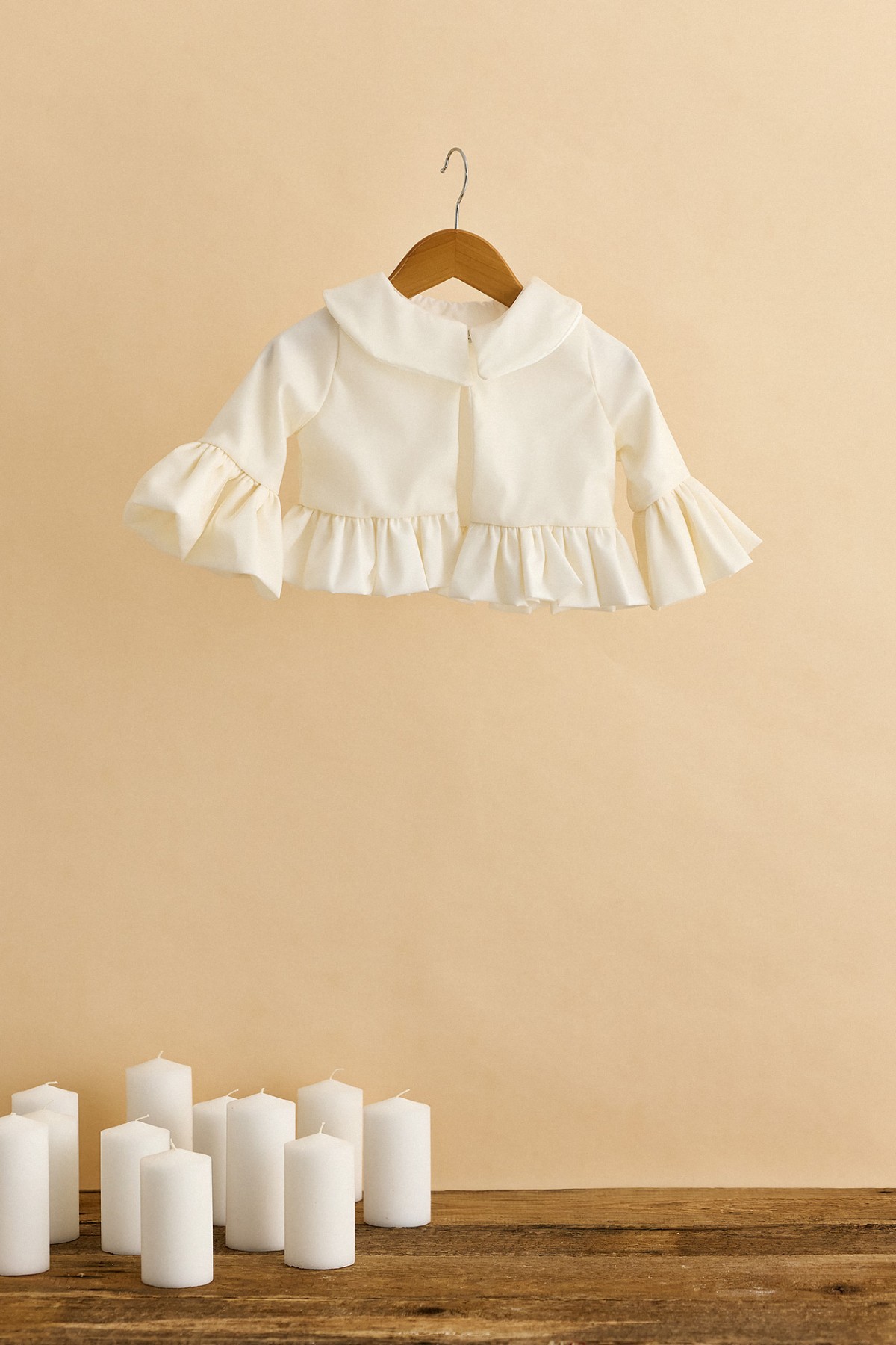 Ζακέτα εκρού με τούλι και βολάν