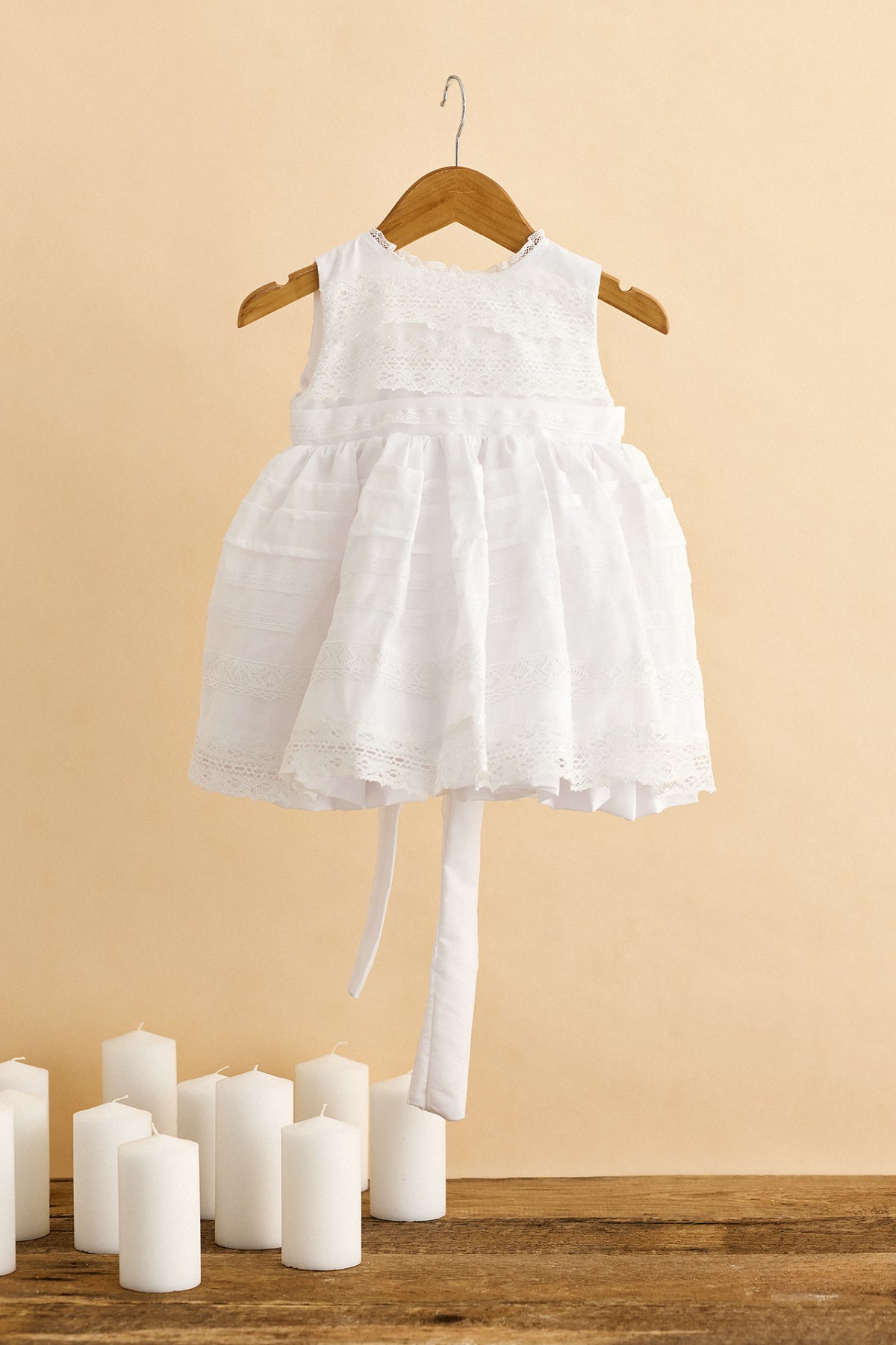 Βαπτιστικό φόρεμα λευκό με νερβίρ και τρέσσες από διάφορα ασπροκεντήματα
