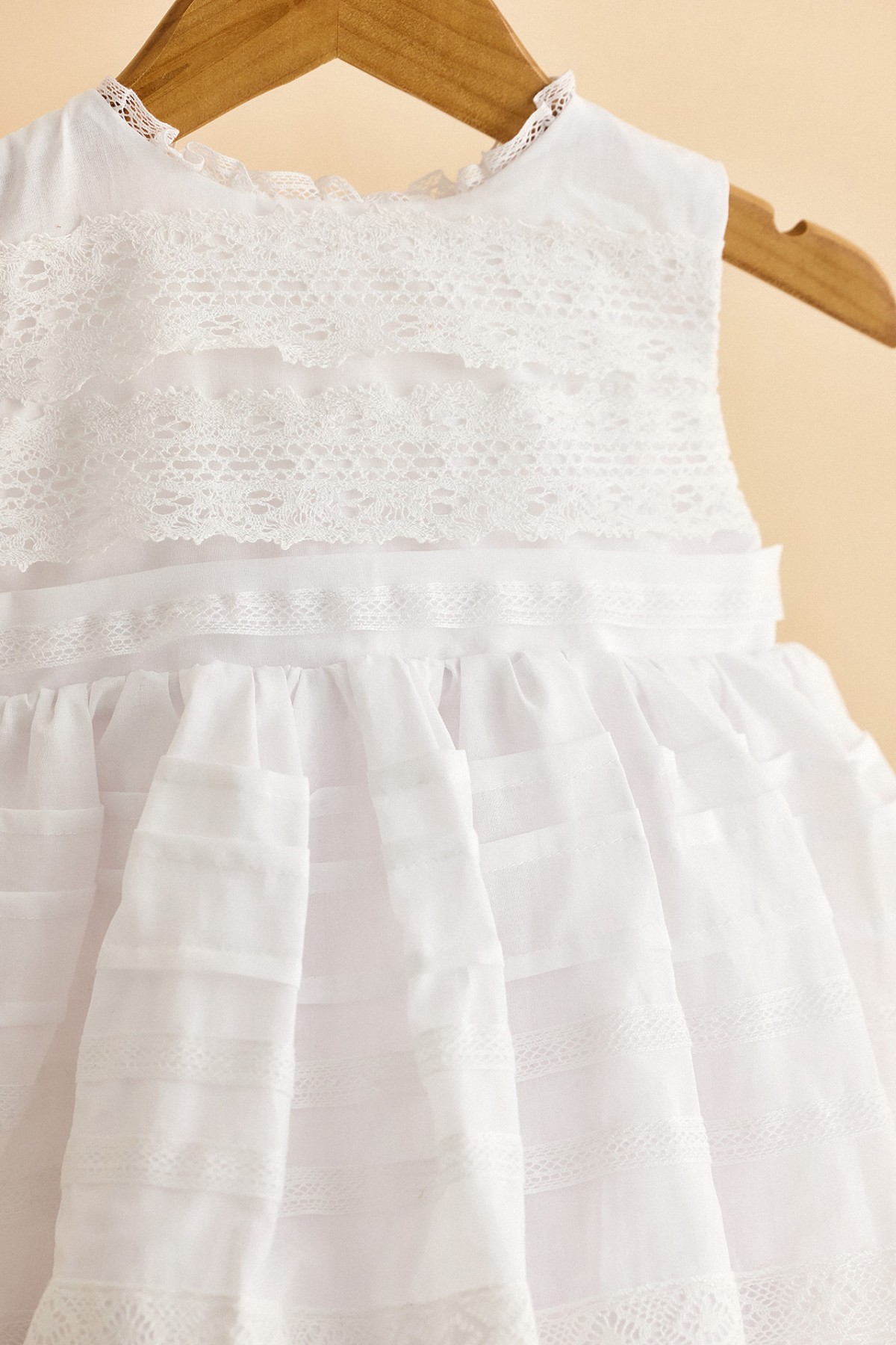 Βαπτιστικό φόρεμα λευκό με νερβίρ και τρέσσες από διάφορα ασπροκεντήματα