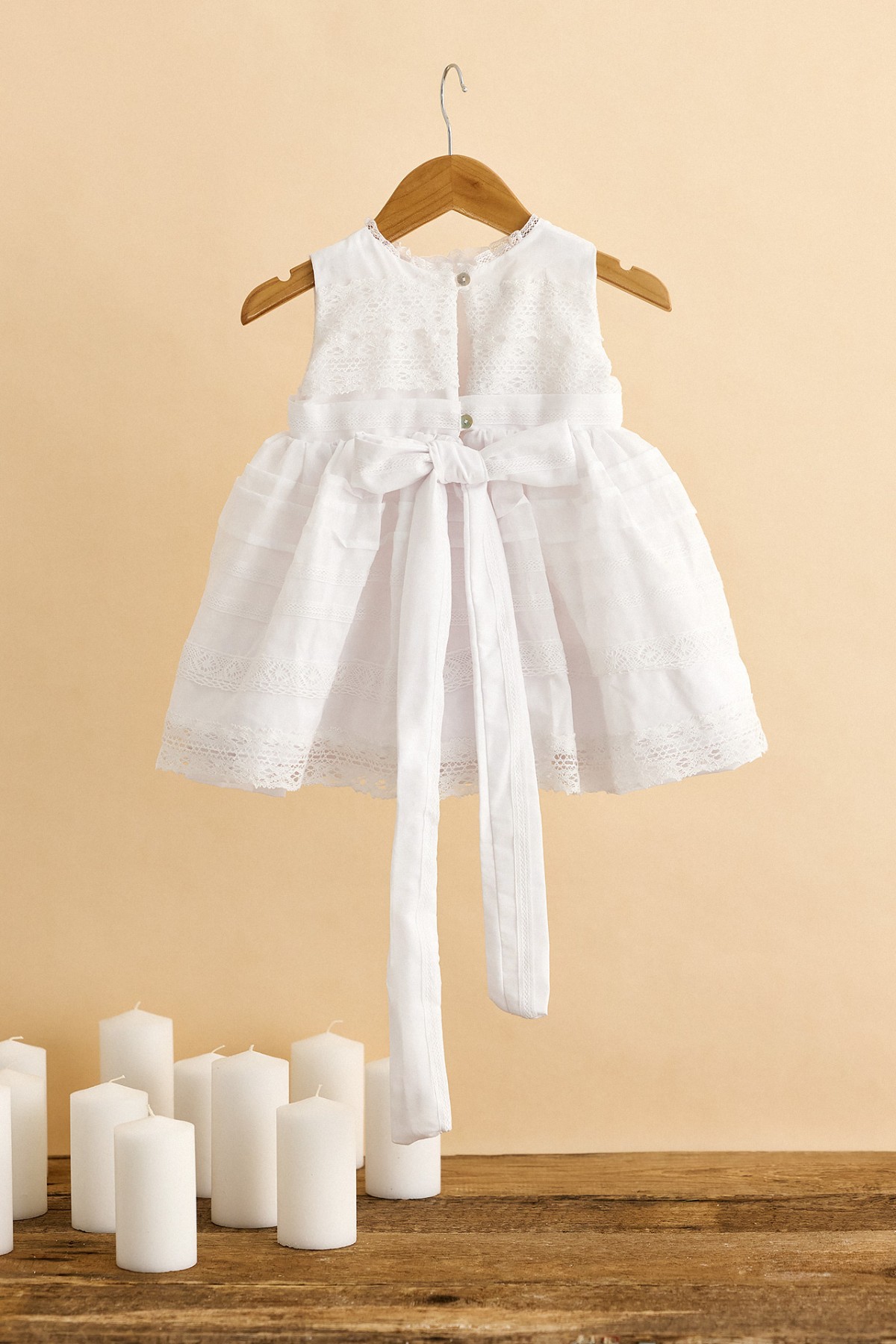 Βαπτιστικό φόρεμα λευκό με νερβίρ και τρέσσες από διάφορα ασπροκεντήματα