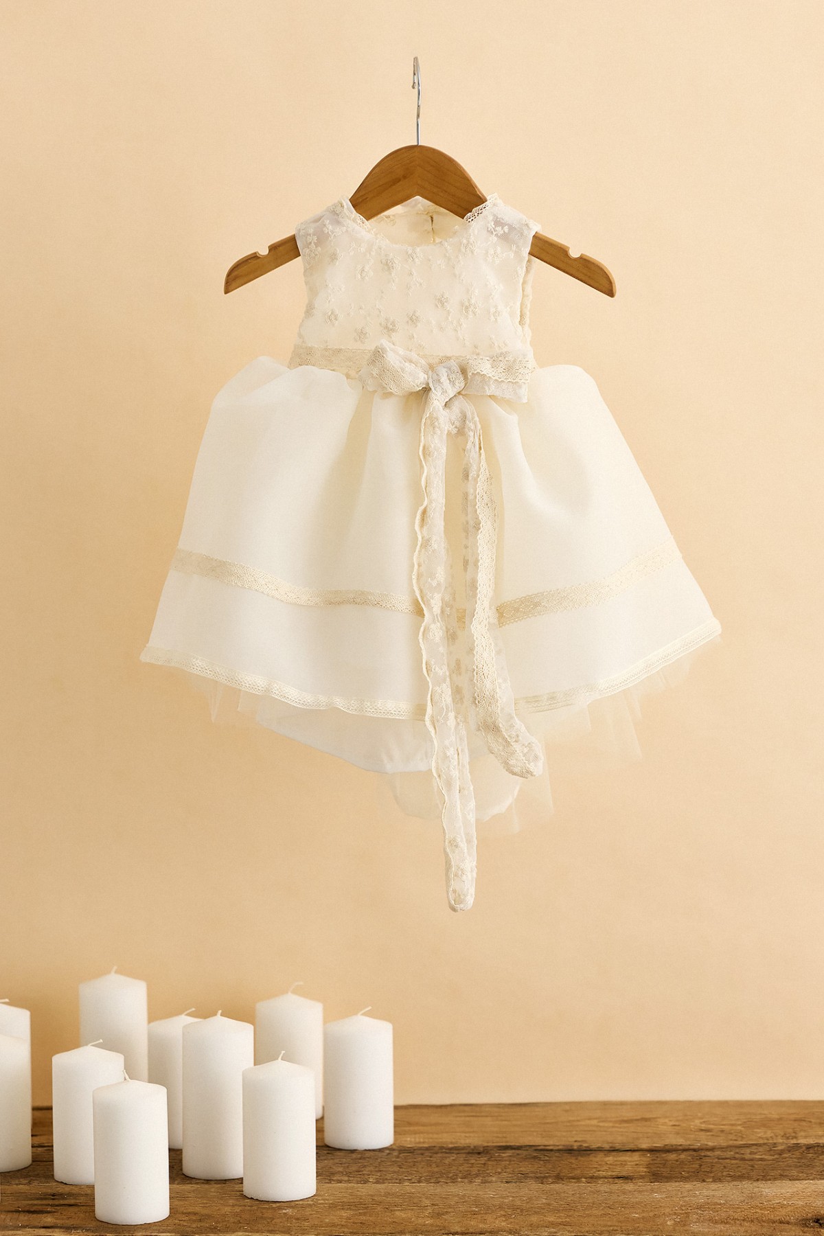 Βαπτιστικό φόρεμα ημιδιάφανη οργάντζα με εκρού δαντέλα με ανάγλυφα λουλουδάκια