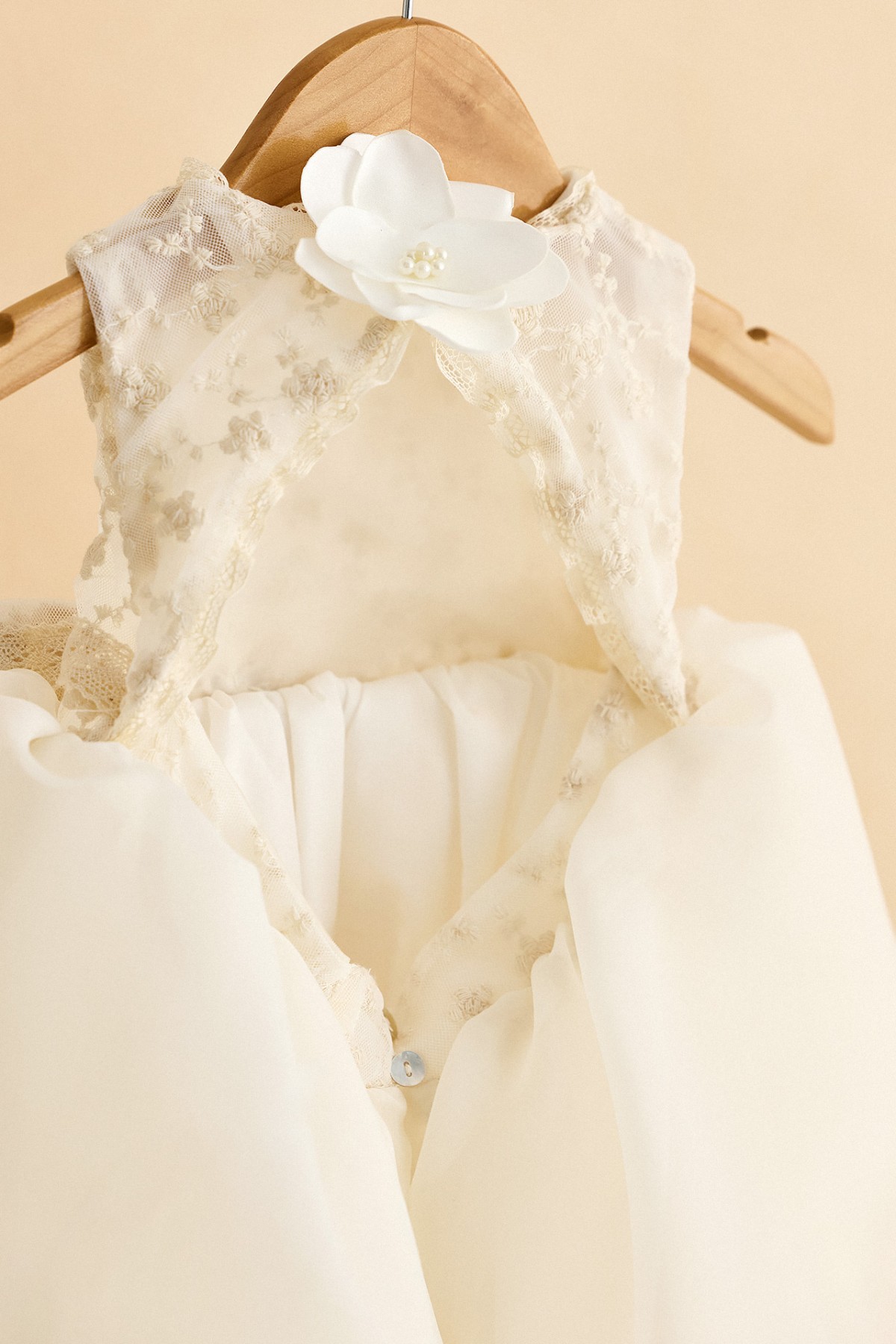 Βαπτιστικό φόρεμα ημιδιάφανη οργάντζα με εκρού δαντέλα με ανάγλυφα λουλουδάκια