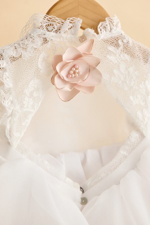 Βαπτιστικό φόρεμα με λευκή ημιδιάφανη οργάντζα και δαντέλα λευκή στο μπούστο