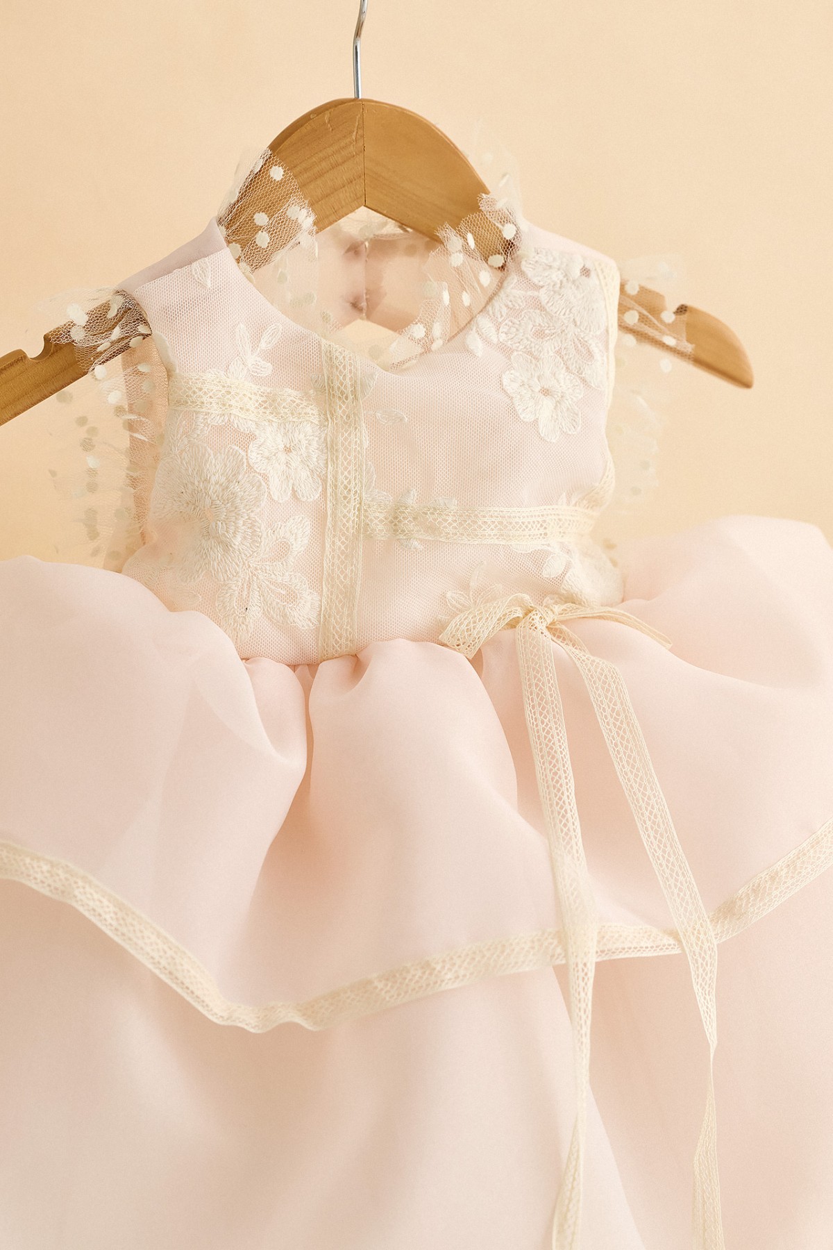 Βαπτιστικό φόρεμα με πούδρα ημιδιάφανη οργάντζα και δαντέλα 