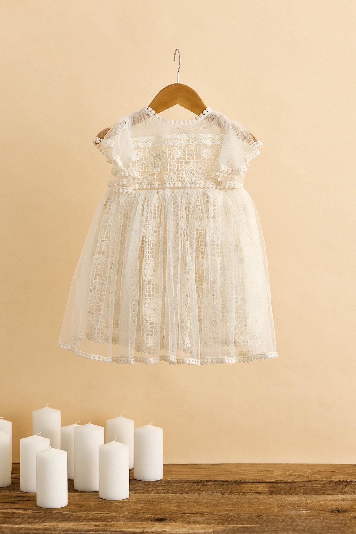 Βαπτιστικό φόρεμα εκρού δαντέλα λουλουδάκια και δίχτυ