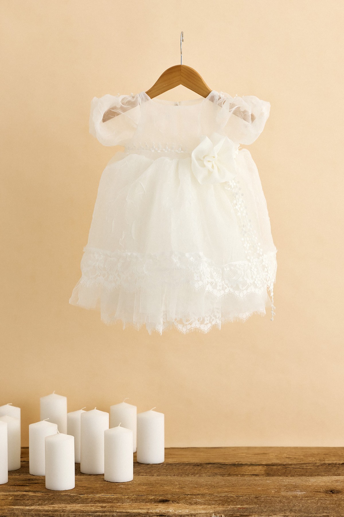 Βαπτιστικό φόρεμα με εκρού τσαλακωτό ύφασμα 