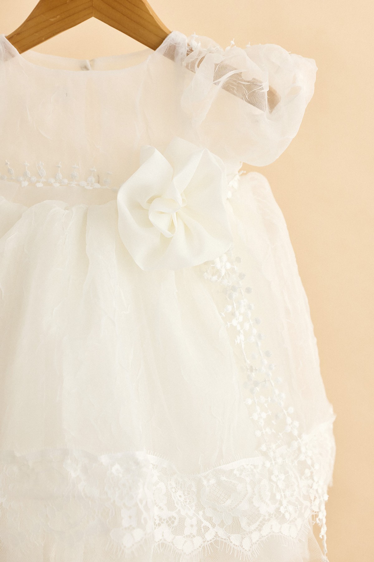 Βαπτιστικό φόρεμα με εκρού τσαλακωτό ύφασμα 