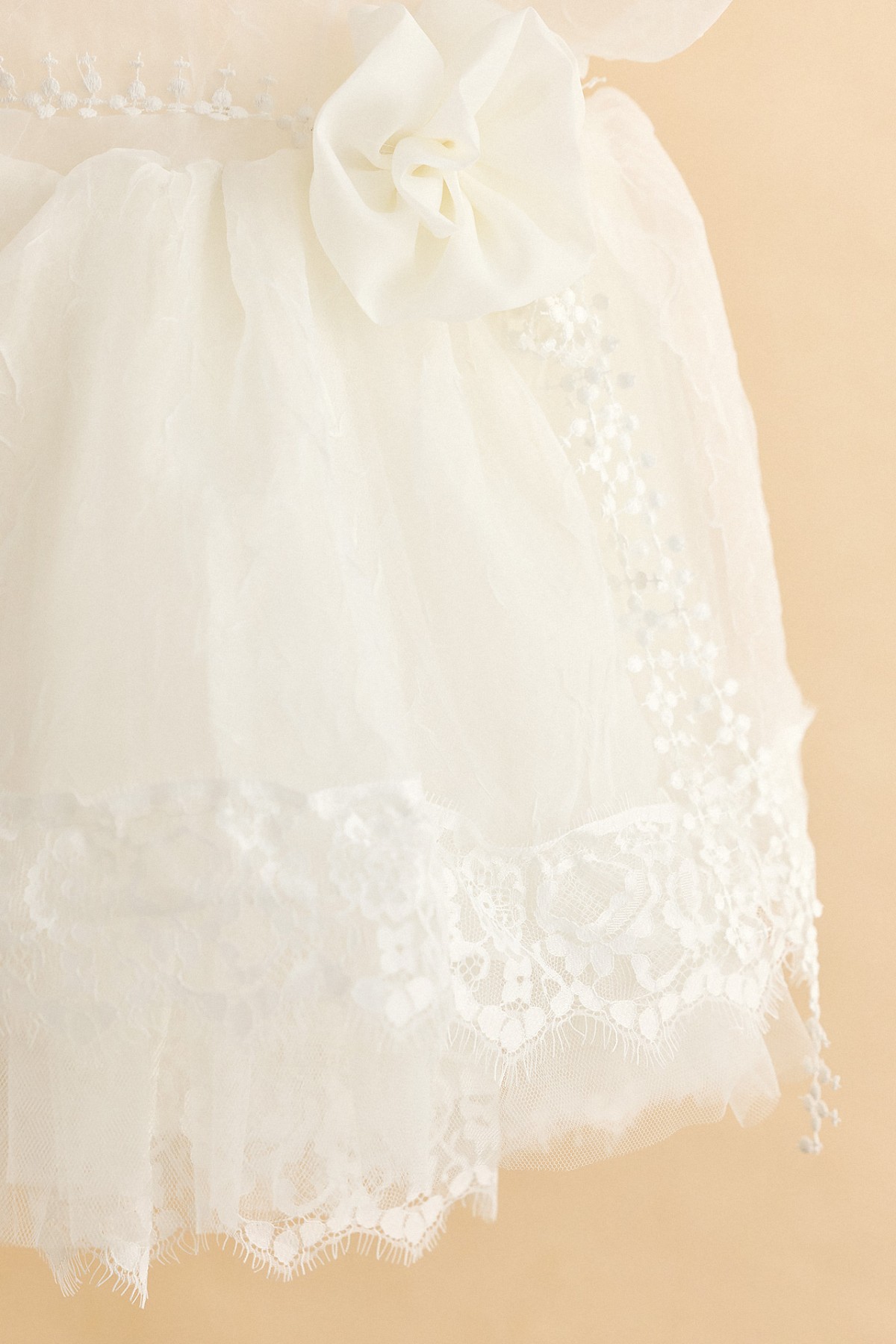 Βαπτιστικό φόρεμα με εκρού τσαλακωτό ύφασμα 