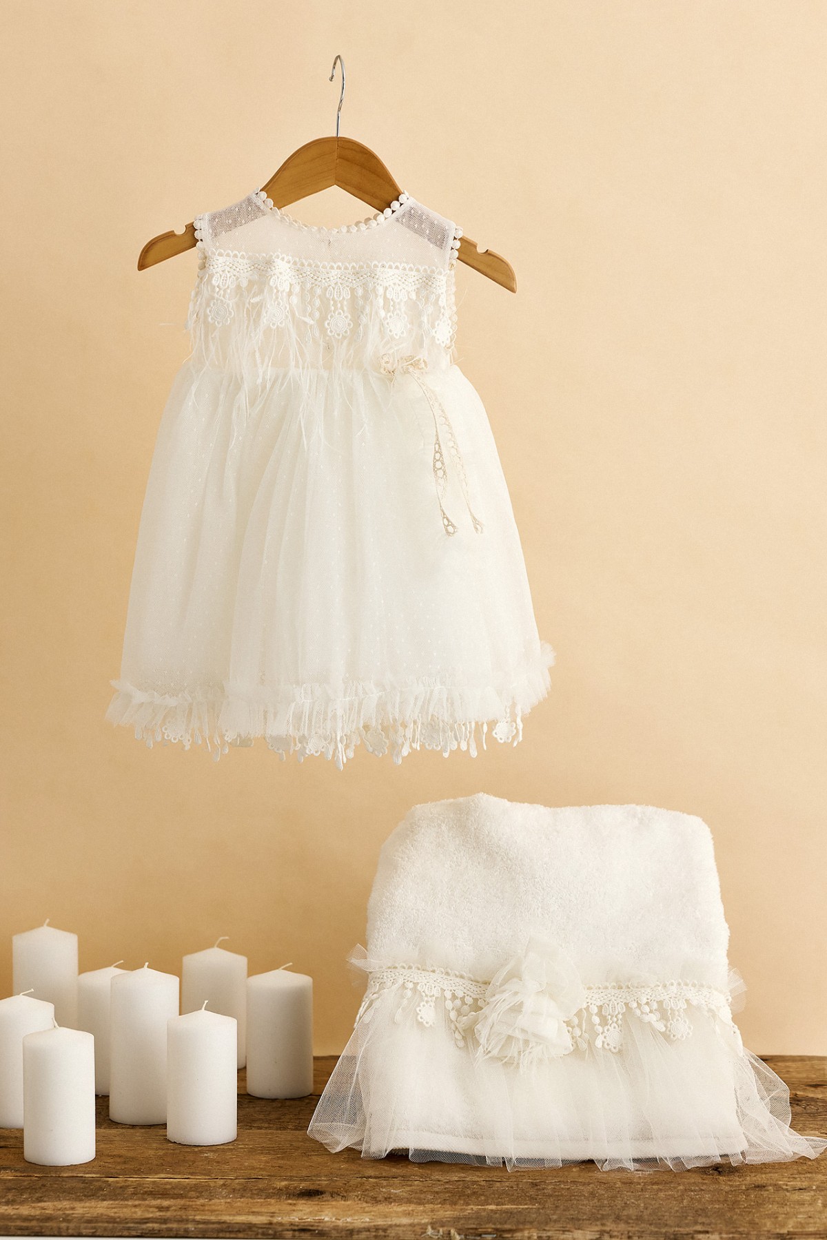 Βαπτιστικό φόρεμα εκρού με φτερά και δαντέλα  με ασσορτί λαδόπανα