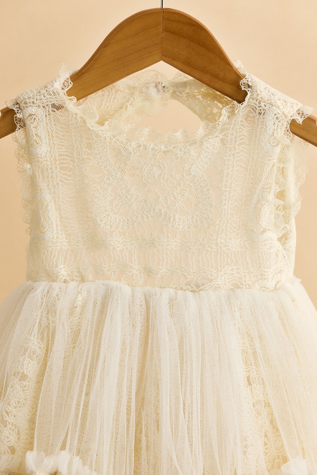 Εκρού φόρεμα βάπτισης με εκρού βαμβακερά τετράγωνα στη δαντέλα