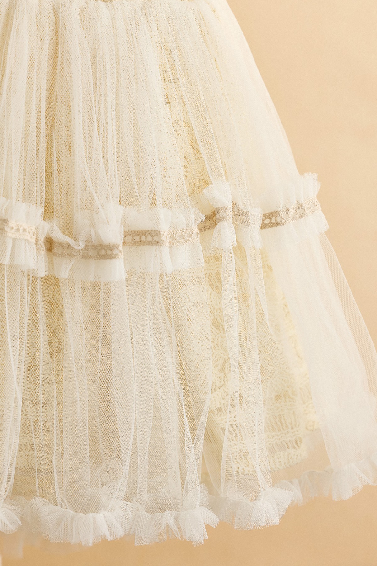 Εκρού φόρεμα βάπτισης με εκρού βαμβακερά τετράγωνα στη δαντέλα