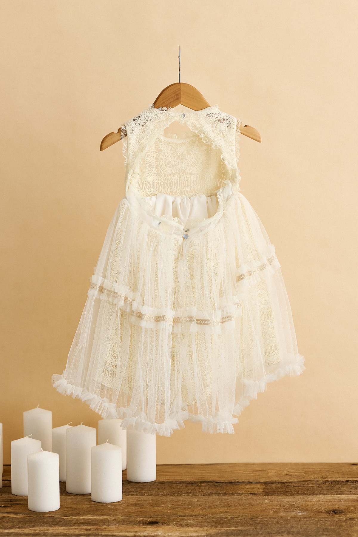 Εκρού φόρεμα βάπτισης με εκρού βαμβακερά τετράγωνα στη δαντέλα