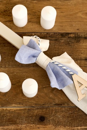 Λαμπάδα βάπτισης πλακέ με σιελ εκρού ύφασμα