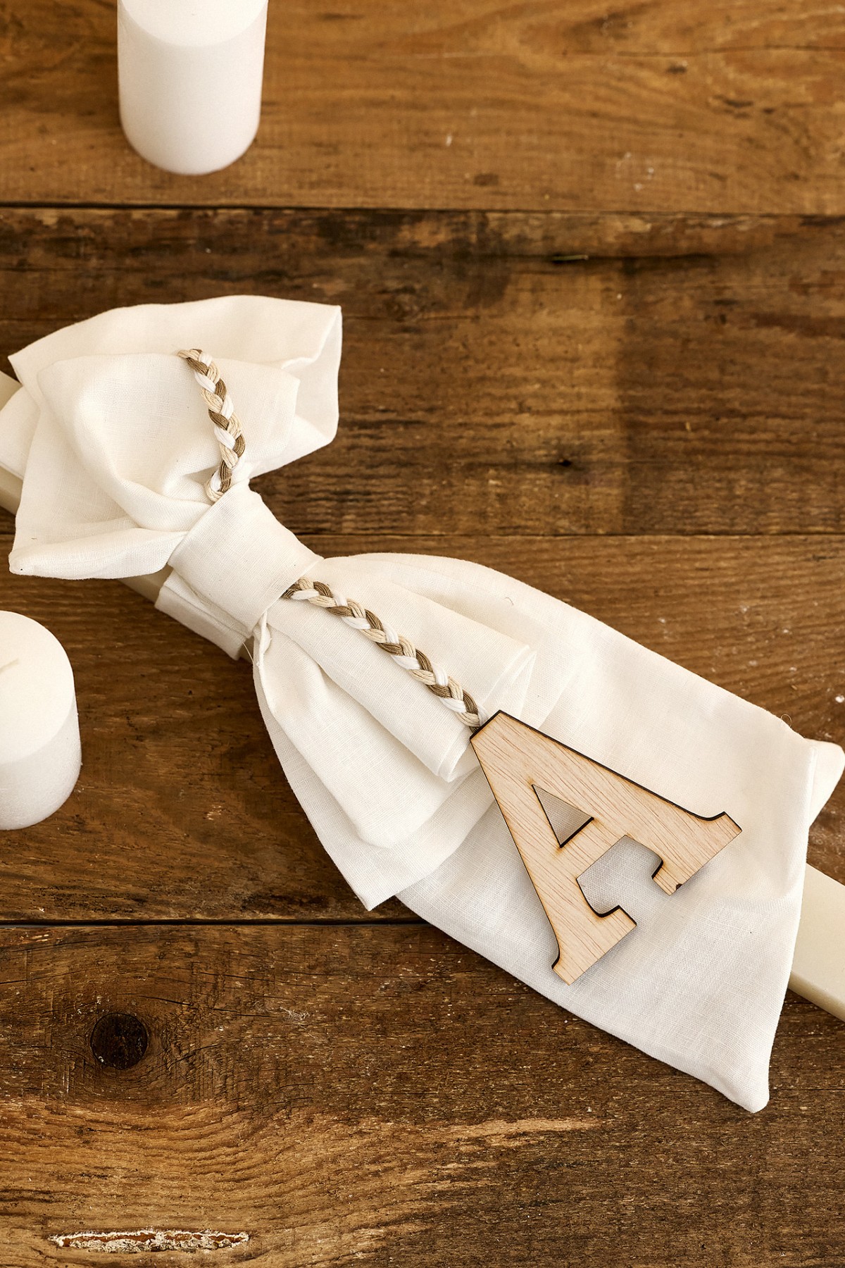 Λαμπάδα βάπτισης πλακέ με λευκό ύφασμα