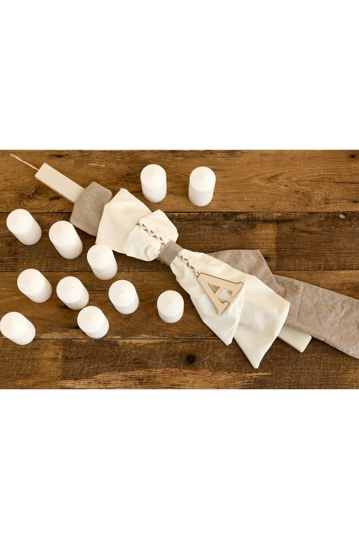 Λαμπάδα βάπτισης πλακέ με καφέ παλ ύφασμα