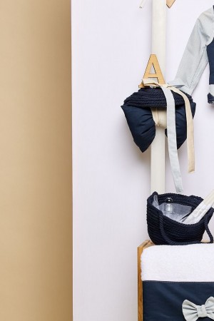 Λευκή λαμπάδα βάπτισης πλακέ με μπλε κορδόνι και ξύλινο μονόγραμμα