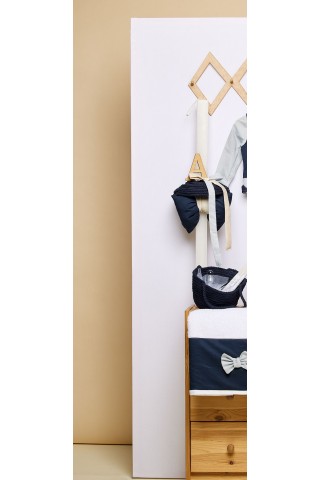 Λευκή λαμπάδα βάπτισης πλακέ με μπλε κορδόνι και ξύλινο μονόγραμμα Λευκή λαμπάδα βάπτισης πλακέ με μπλε κορδόνι και ξύλινο μονόγραμμα