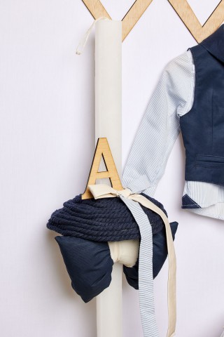 Λευκή λαμπάδα βάπτισης πλακέ με μπλε κορδόνι και ξύλινο μονόγραμμα Λευκή λαμπάδα βάπτισης πλακέ με μπλε κορδόνι και ξύλινο μονόγραμμα