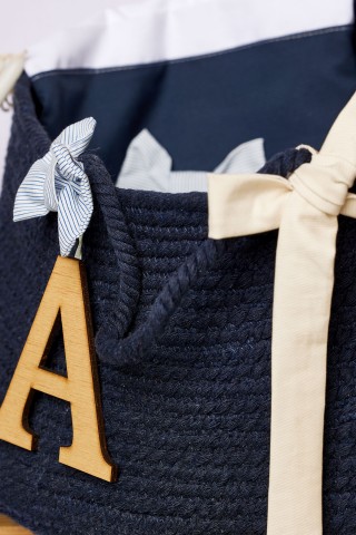 Τσάντα βάπτισης με μπλε κορδόνι με το μικρό τσαντάκι για τα λαδοσέτ και η λαμπάδα βάπτισης με μπλε κορδόνι