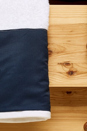 Λαδόπανα μπλε με ριγιέ παπιγιόν