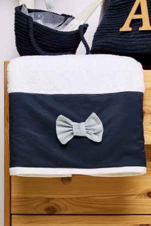 Λαδόπανα μπλε με ριγιέ παπιγιόν