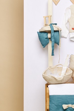 Εκρού λαμπάδα βάπτισης πλακέ με εκρού κορδόνι και ξύλινο μονόγραμμα